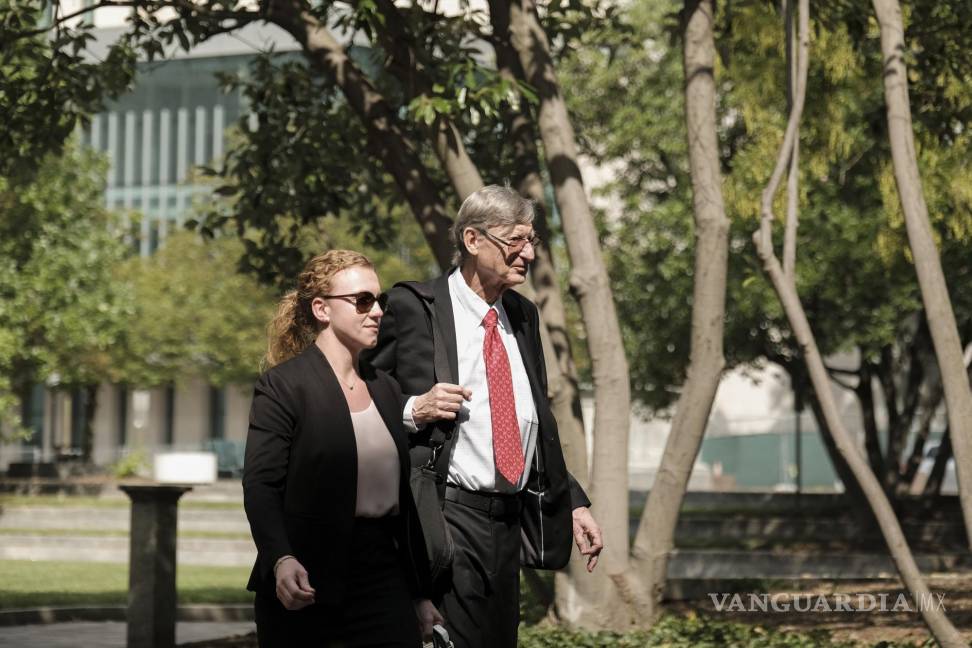 $!El economista Hal Varian (d) llega al Tribunal Federal E. Barrett Prettyman en Washington.