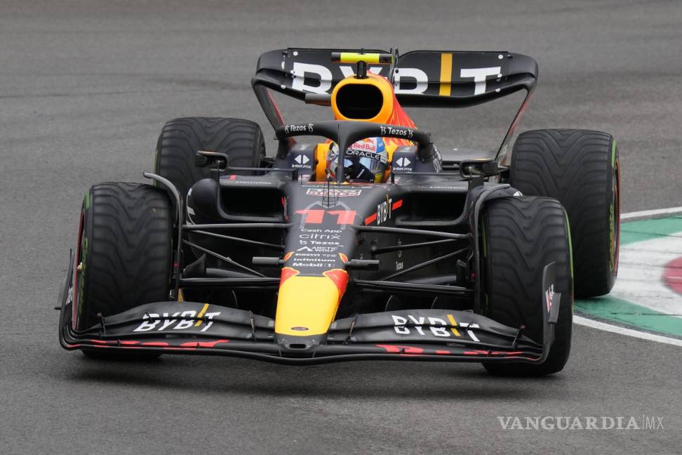 $!El piloto de Red Bull, Sergio Pérez conduce su automóvil durante la sesión de calificación en el circuito de Dino y Enzo Ferrari, en Imola, Italia.