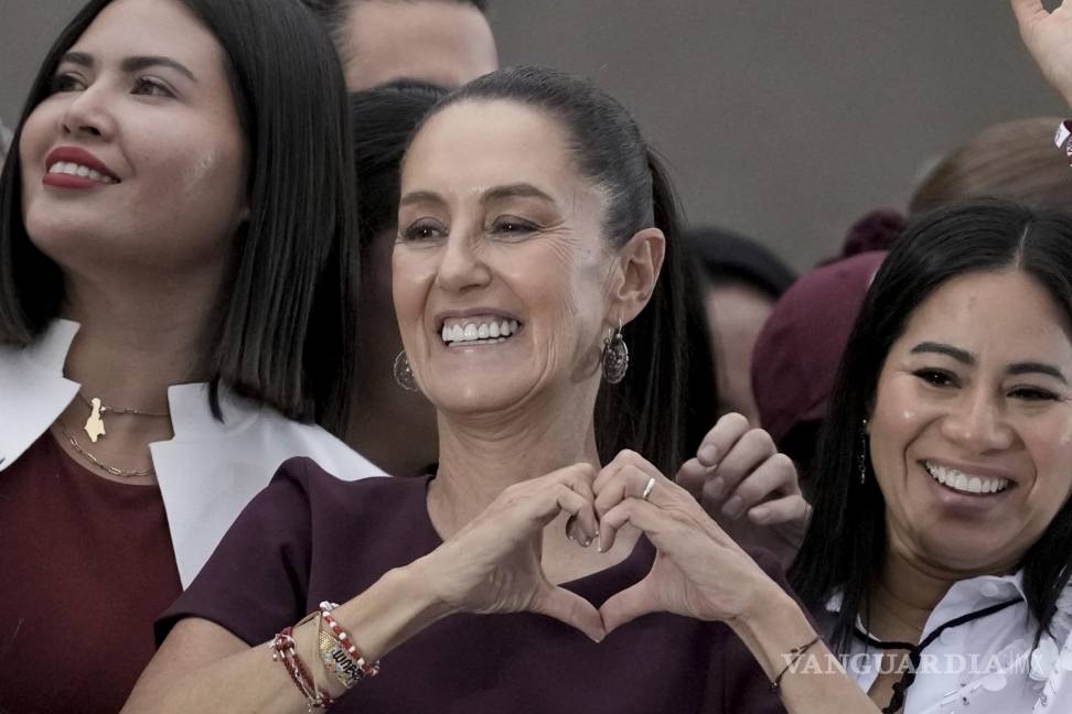 $!La candidata presidencial Claudia Sheinbaum hace un gesto de corazón durante su acto de cierre de campaña en el Zócalo de Ciudad de México.