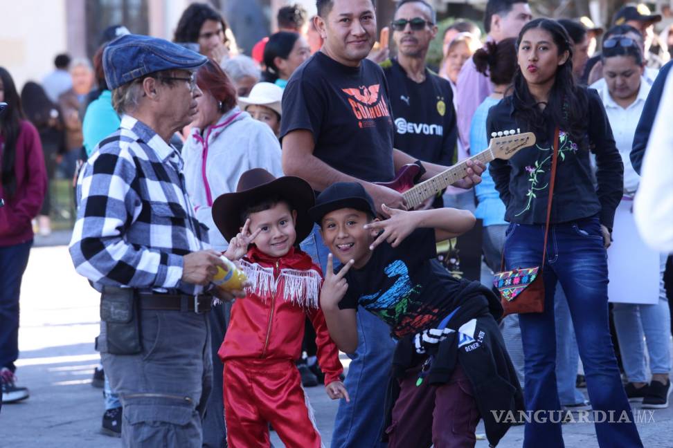 $!Sin importar el tiempo de espera las decenas de familias acudieron desde horas antes para estar de cerca con sus ídolos musicales.