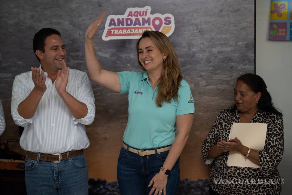 $!Luly López Naranjo, presidenta honoraria del DIF Saltillo, acompañó a su esposo en el arranque de la obra.