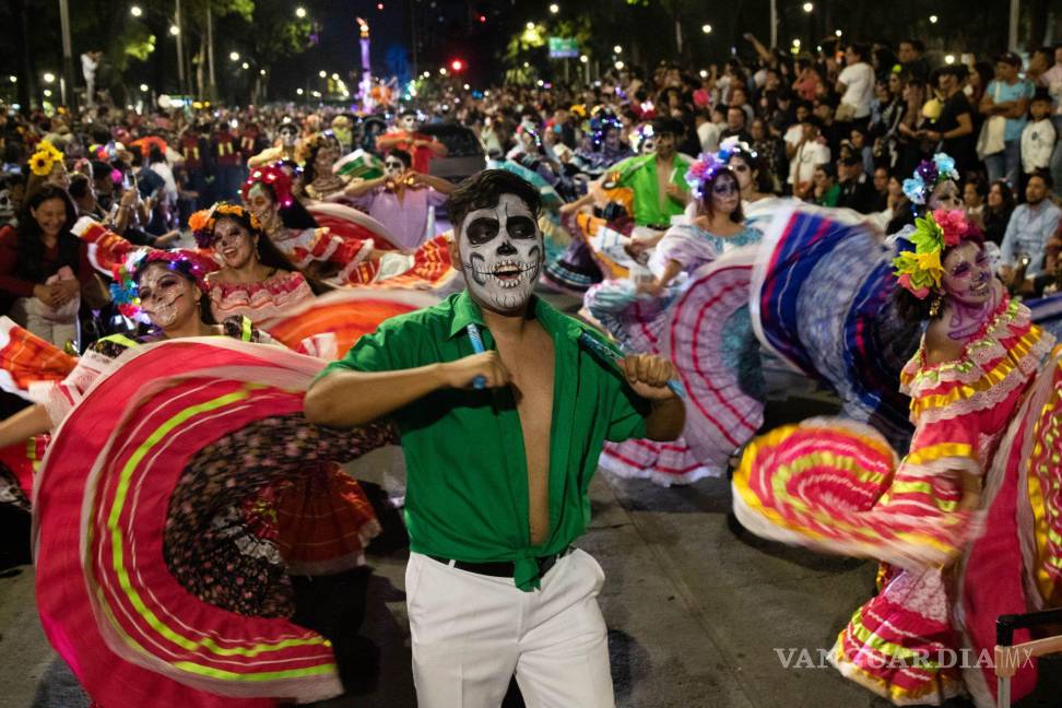 $!Con la participación de cientos de personas caracterizadas del personaje creado por José Guadalupe Posada la noche se llenó de música y baile.