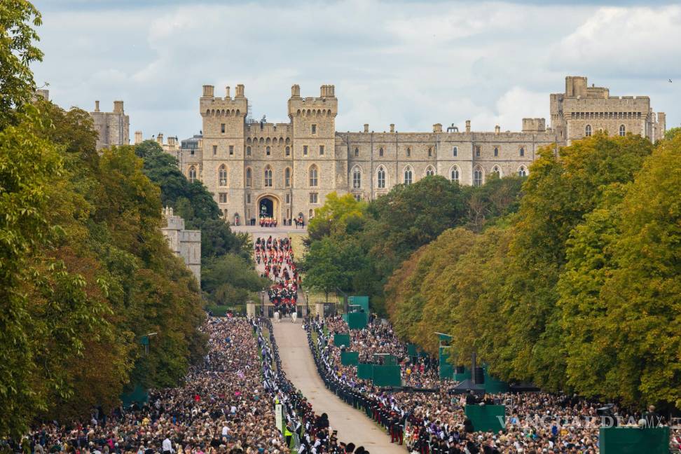 $!El ataúd de la reina Isabel II es transportado en el coche fúnebre que avanza por The Long Walk en el castillo de Windsor, en Windsor, Gran Bretaña.