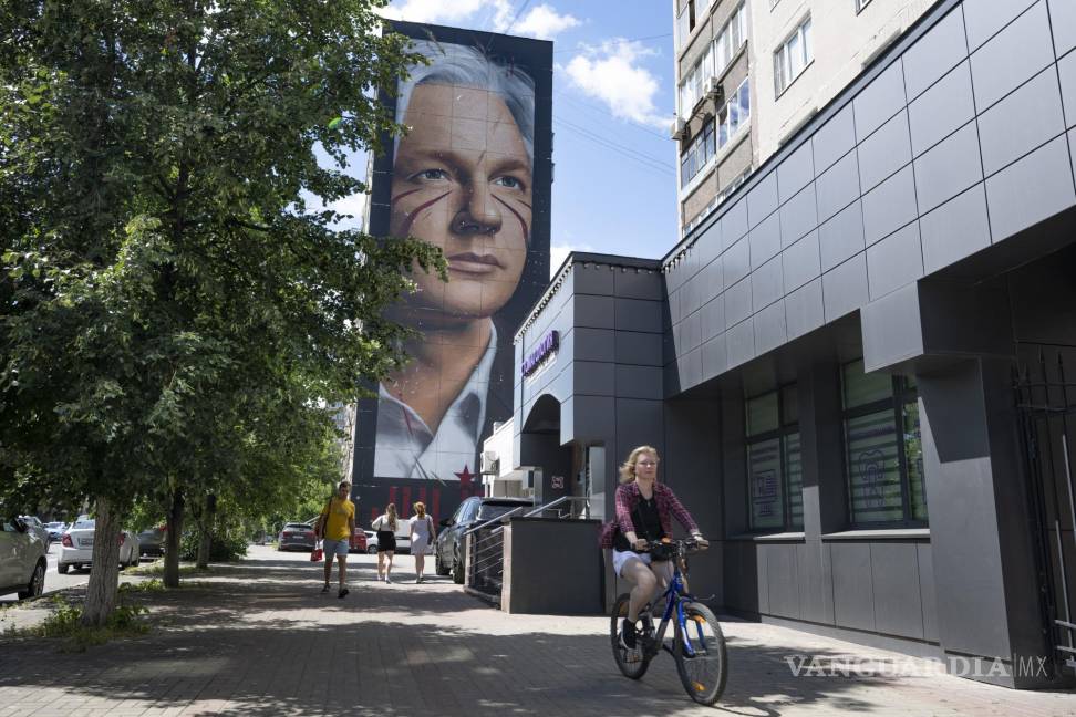 $!Un mural del fundador de WikiLeaks, Julian Assange, en la pared de un edificio de apartamentos en la ciudad de Balashikha, en las afueras de Moscú, Rusia.