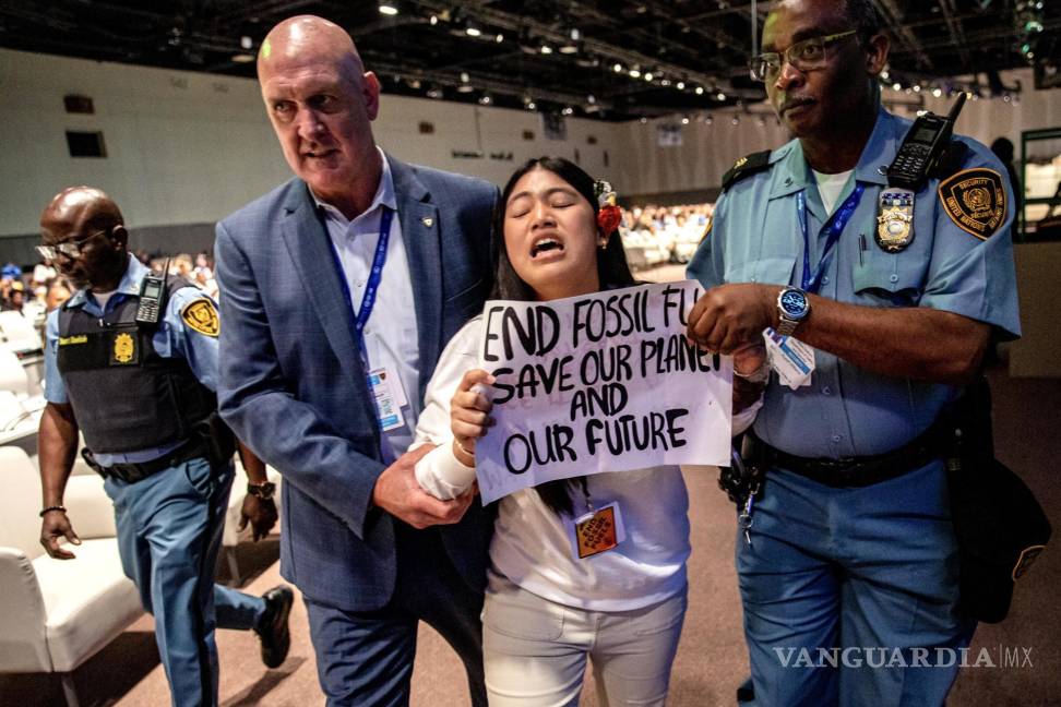 $!Oficiales de seguridad escoltan a la activista climática indígena de la India, Licypriya Kangujam (2-R), de 12 años, mientras protesta en la COP28 en Dubai.
