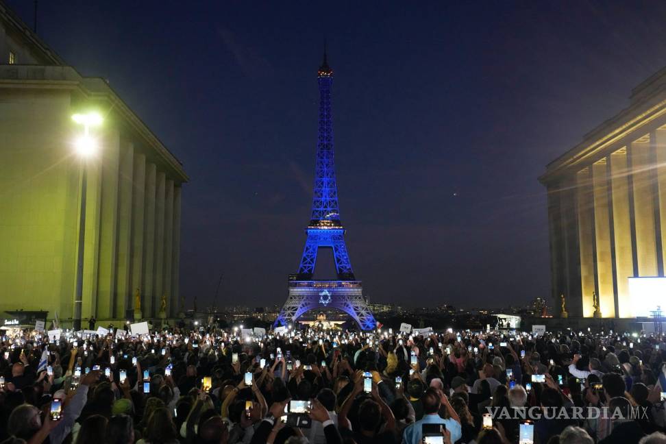 $!La Torre Eiffel se ilumina con los colores de Israel después de una manifestación en apoyo a Israel, el lunes 9 de octubre de 2023 en París.