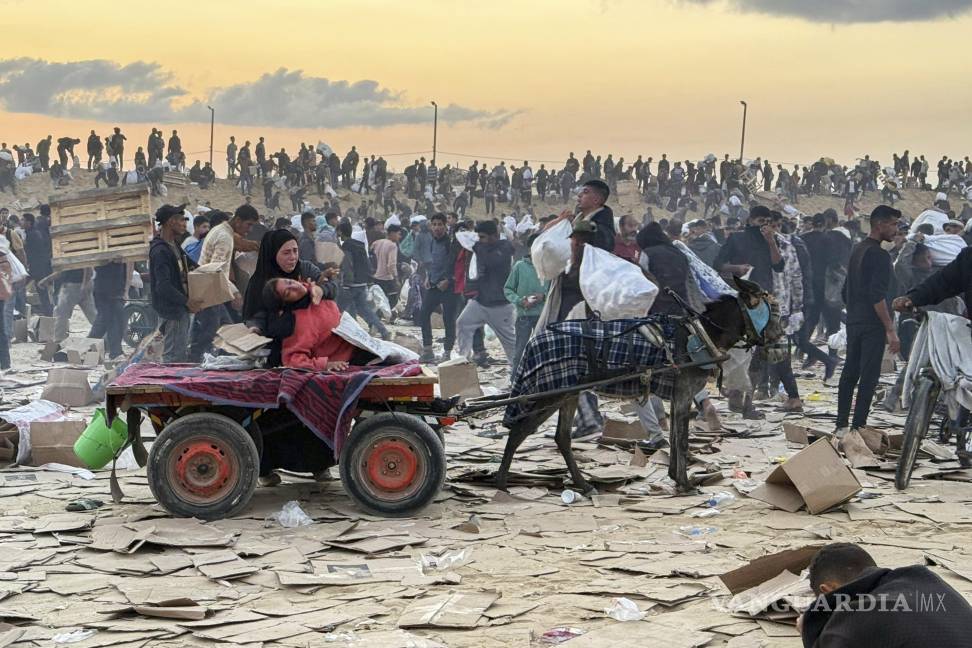 $!Una mujer que fue golpeada en la cabeza con parte de una granada aturdidora en un sitio de distribución de alimentos operado por la Fundación Humanitaria.