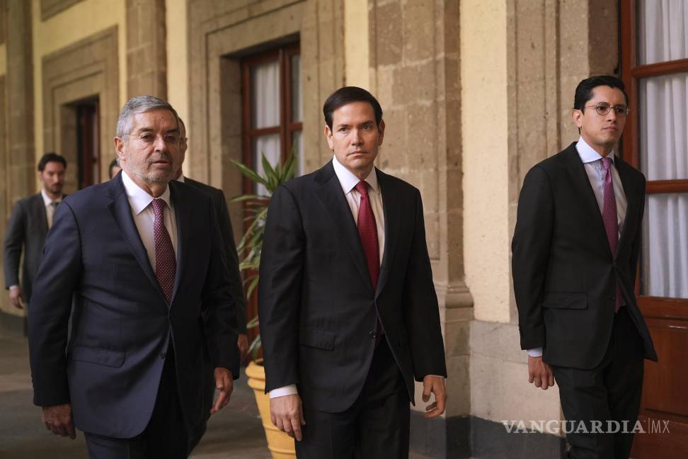 $!El secretario de Estado de Estados Unidos, Marco Rubio (c), llega para reunirse con la presidenta de México, Claudia Sheinbaum, en el Palacio Nacional.