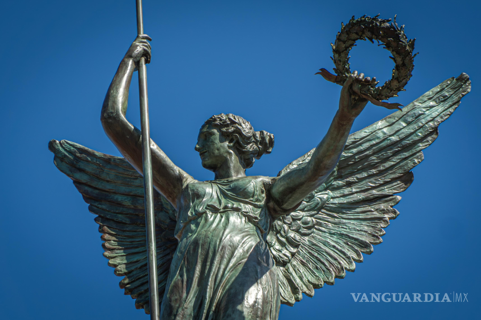 Concluye restauración de la escultura Victoria Alada ubicada en Palacio de Gobierno, en NL