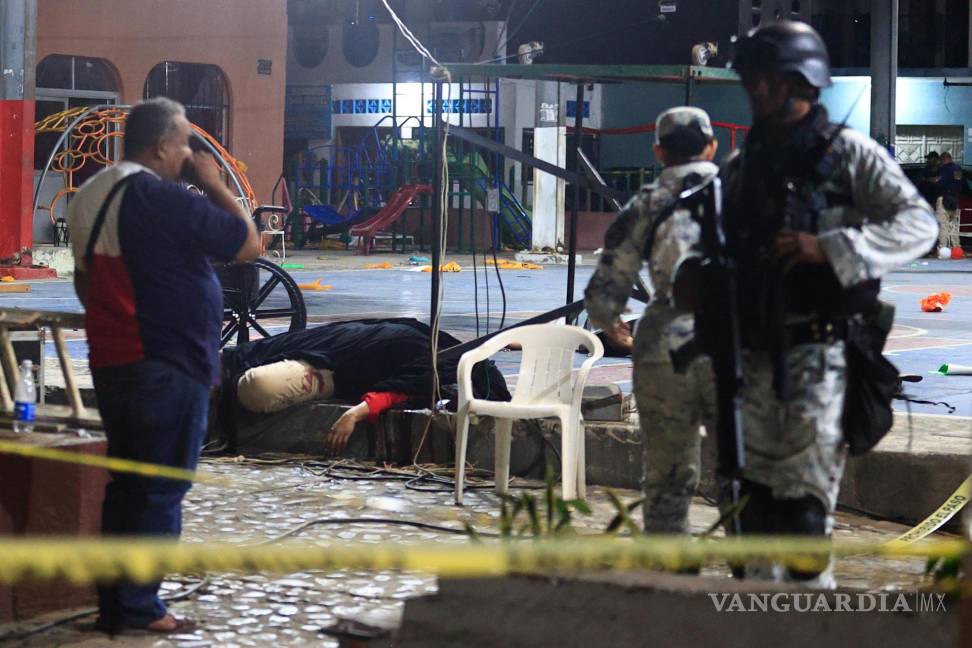$!Miembros de la Guardia Nacional vigilan la zona donde fue asesinado el candidato a la alcaldía de Coyuca de Benítez , José Alfredo Cabrera Barrientos en Acapulco.