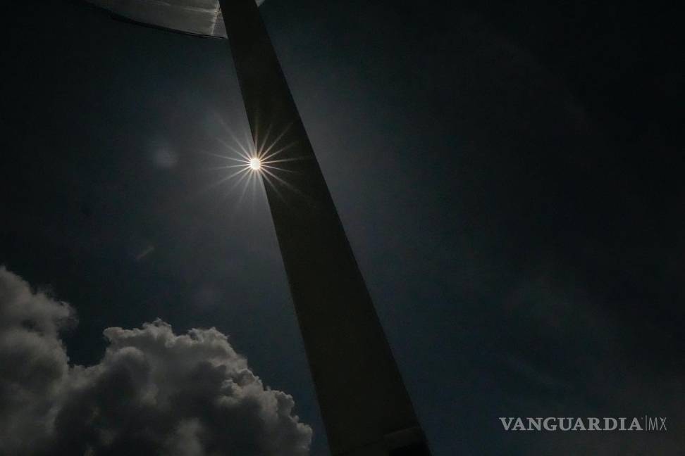 Así cautiva, maravilla y asombra el eclipse solar desde Mazatlán hasta la isla de Terranova (fotos)
