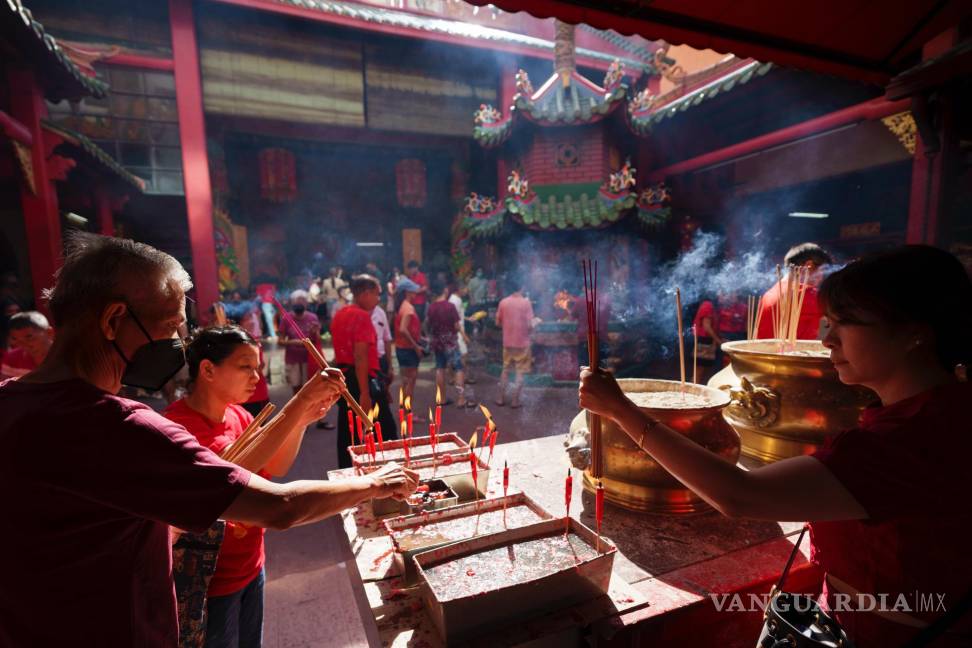$!Malasios de etnia china rezan en el primer día del Año Nuevo Lunar, en un templo en Kuala Lumpur, Malasia.