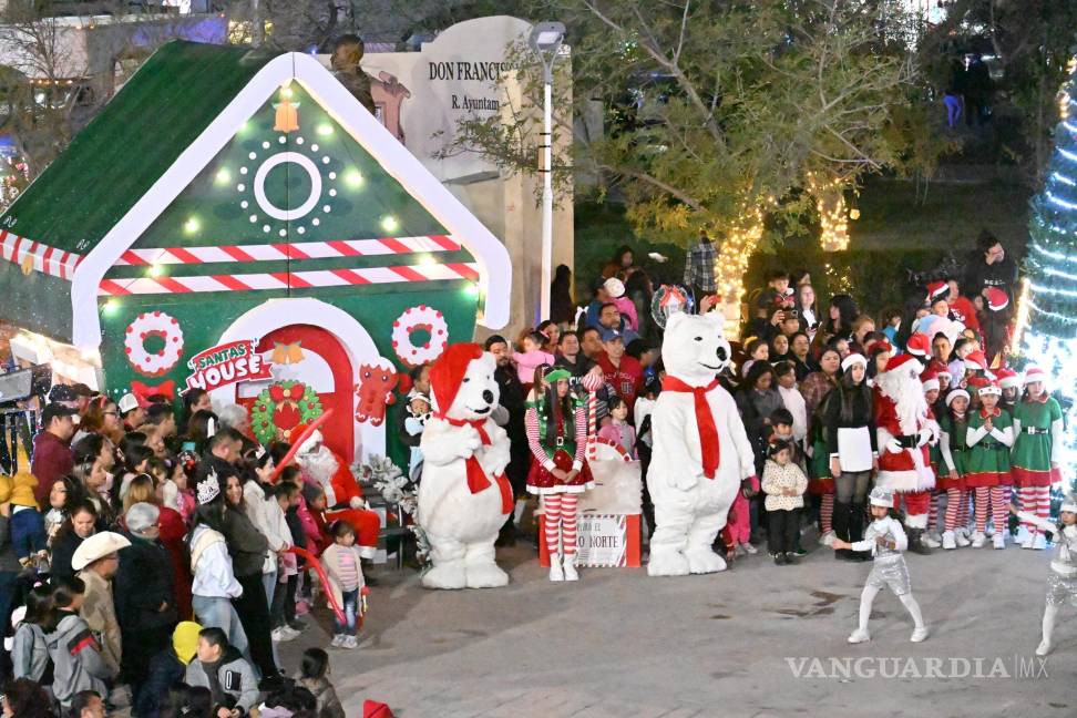 $!Santa Claus llegó para recibir cartas y tomarse fotografías con las familias.