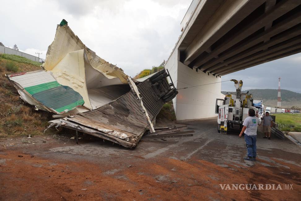 Tráiler cae de puente en tramo Los Chorros, en Arteaga