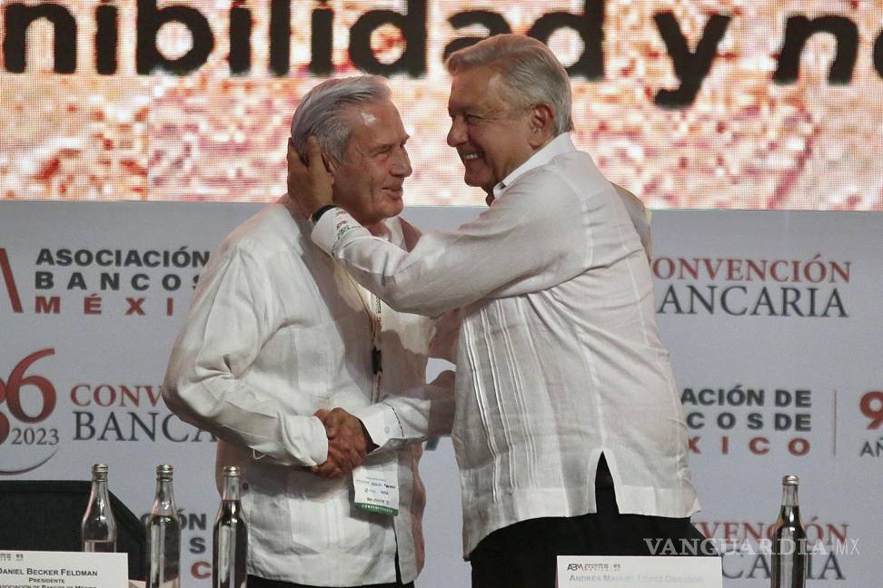 $!El presidente de México, Andrés Manuel López Obrador (d), saluda Jesús de la Fuente (i), en la inauguración de la 86 Convención Bancaria.