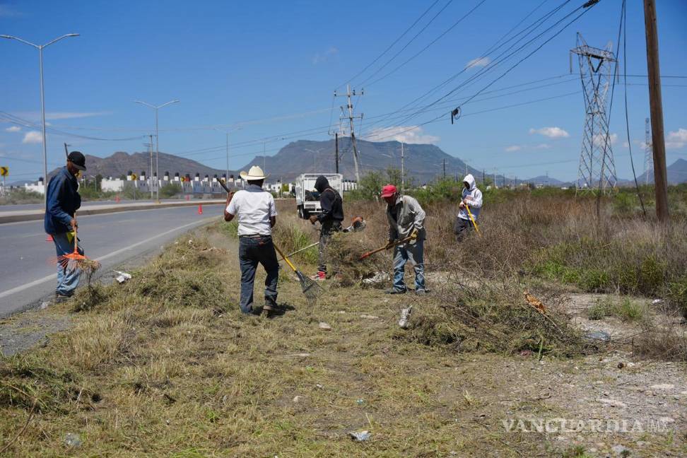 $!Cuadrillas de Empleo Temporal realizaron limpieza y retiro de escombro en el libramiento Óscar Flores Tapia.