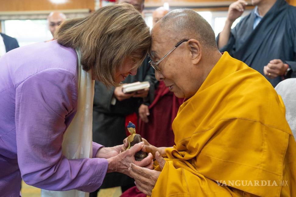 $!La ex presidenta de la Cámara de Representantes de los Estados Unidos, Nancy Pelosi (izq.), con el Dalai Lama (dcha.), en su residencia en Dharamsala.