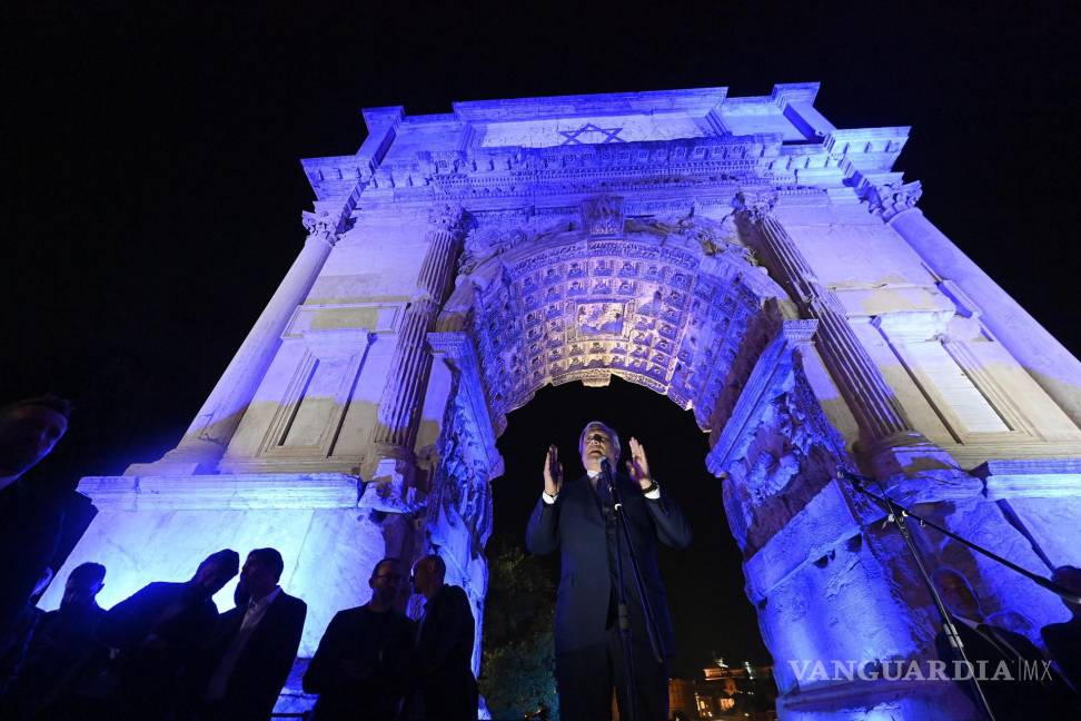 $!El Ministro italiano de Asuntos Exteriores, Antonio Tajani, habla en la procesión con antorchas organizada por Il Foglio para Israel en el Arco di Tito en Roma, Italia.