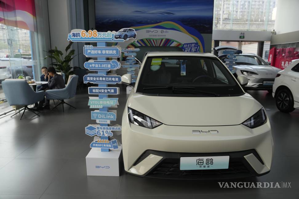 $!El vehículo eléctrico Seagull de BYD en una sala de exposición en Pekín, el 10 de abril de 2024.