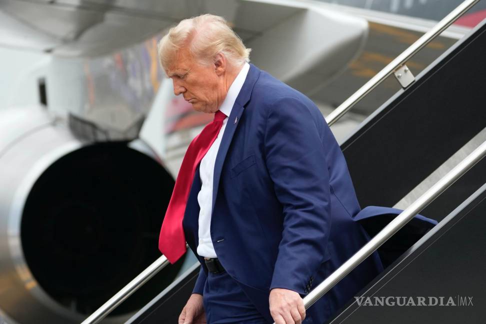 $!El expresidente Donald Trump llega al Aeropuerto Nacional Ronald Reagan de Washington en Arlington, Virginia.