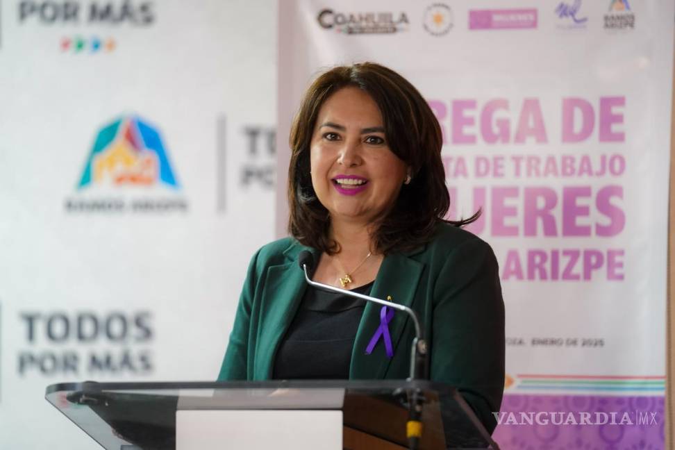 $!Teresita de Jesús Escalante y Mayra Lucila Valdés (en la imaagen), encabezaron la entrega de vestimenta ejecutiva a mujeres beneficiarias del programa de apoyo laboral.