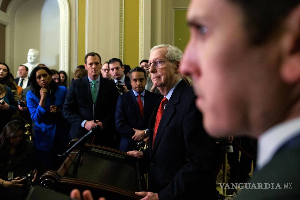 $!El líder de la minoría del Senado, Mitch McConnell, habla con los periodistas en el Capitolio en Washington.
