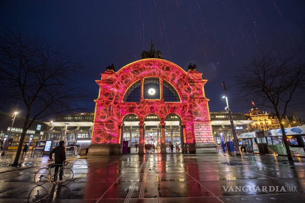 $!El proyecto de iluminación ‘Living Architectures’ de Groupe Laps de Montreuil, Francia, se exhibe en el Arco frente a la estación de tren de Lucerna.