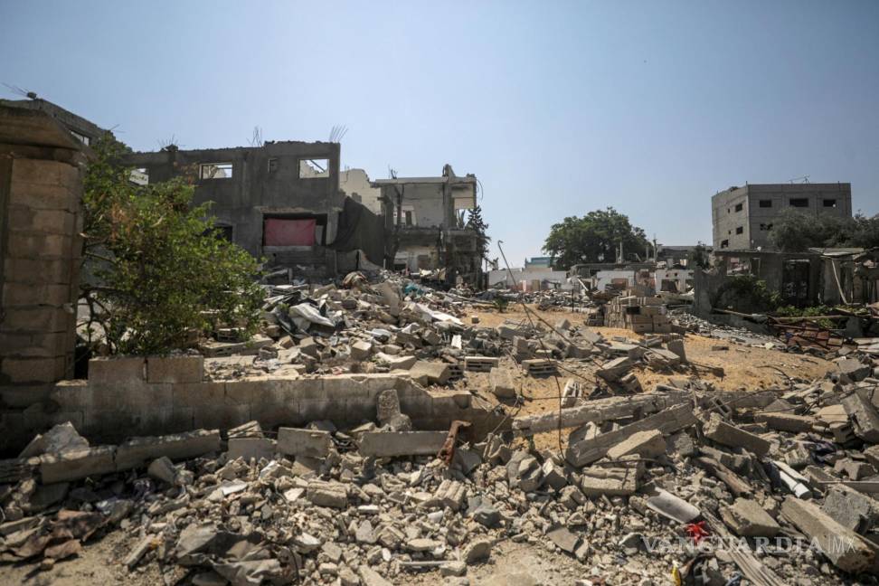 $!Vista de la destrucción tras un ataque aéreo israelí en el campo de refugiados de Al Nuseirat, en el centro de la Franja de Gaza.