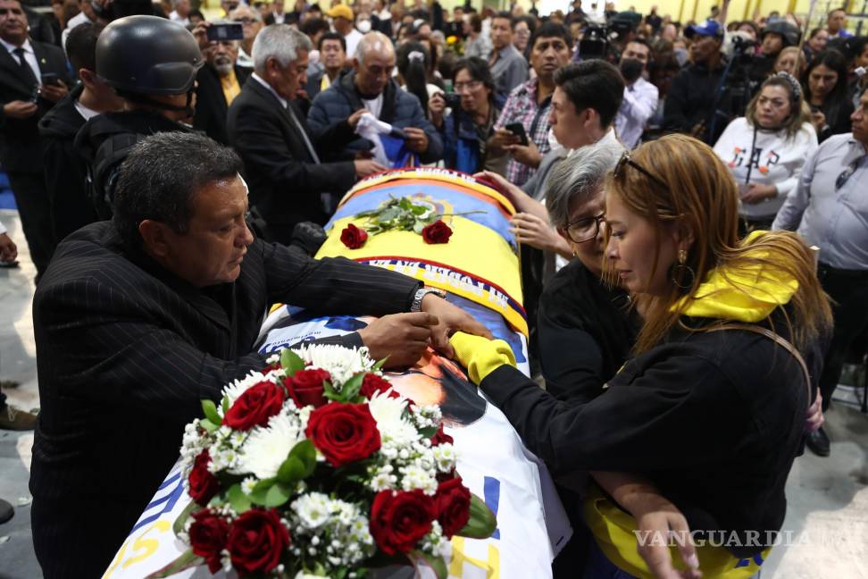$!El féretro de Fernando Villavicencio, el candidato a la Presidencia de Ecuador asesinado el miércoles, salió del cementerio al que había sido trasladado para tener un breve velatorio público antes de regresar al camposanto y proceder con su inhumación.