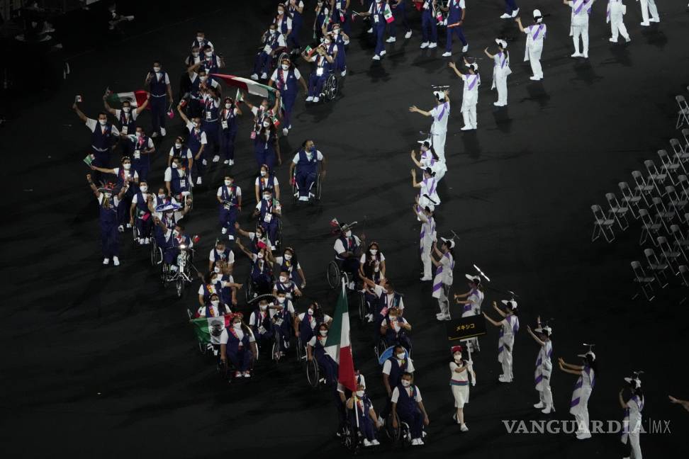 $!Atletas de México ingresan al estadio durante la ceremonia de apertura de los Juegos Paralímpicos 2020 en el Estadio Nacional de Tokio. AP/Eugene Hoshiko