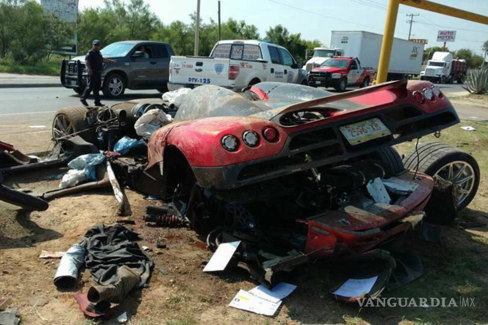 $!Destrozan presuntos empleados de la Presidencia de la República auto de lujo en Nuevo Laredo