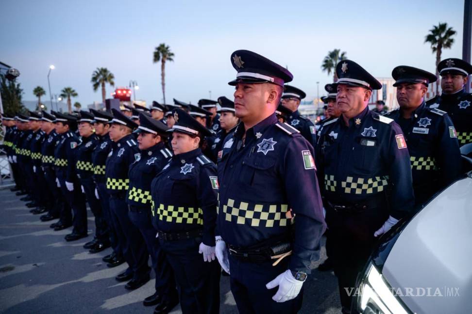 $!Elementos de los 16 agrupamientos de la Comisaría de Seguridad de Saltillo participaron en el pase de lista y de revista junto a autoridades federales y estatales.