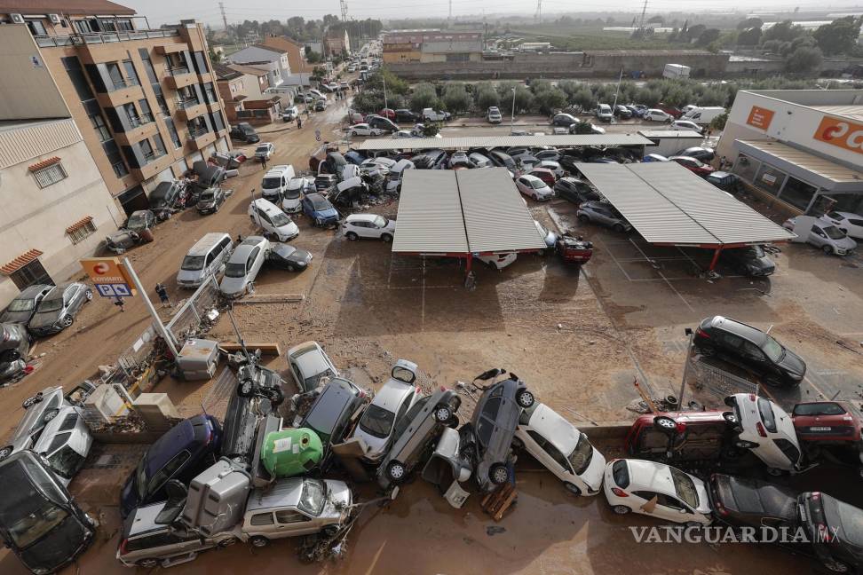 $!Vista general de varios vehículos dañados en Paiporta, tras las fuertes lluvias causadas por la DANA. La alcaldesa de Paiporta, Valencia).