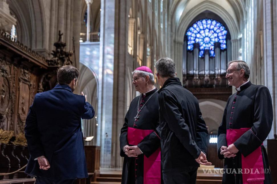 $!El presidente francés, Emmanuel Macron (i), el arzobispo de París, Laurent Ulrich (c), durante una visita a la catedral de Notre-Dame de Paris en París, Francia.