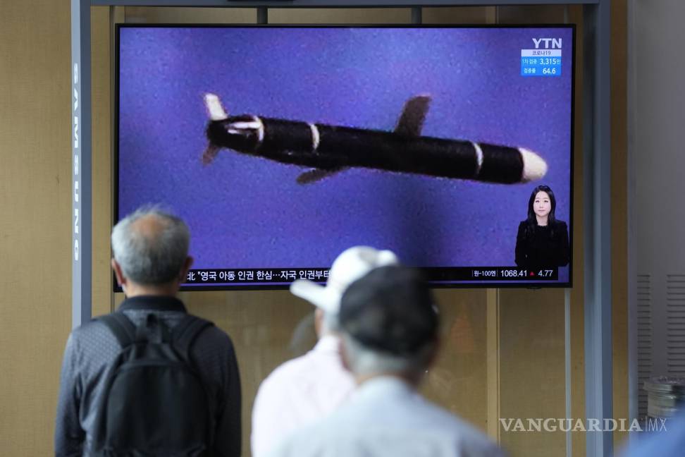 $!La gente ve una pantalla de televisión que muestra un programa de noticias que muestra una foto de un folleto de Corea del Norte que dice: “Pruebas de misiles de crucero de largo alcance de Corea del Norte”, en Seúl, Corea del Sur. AP/Lee Jin-man