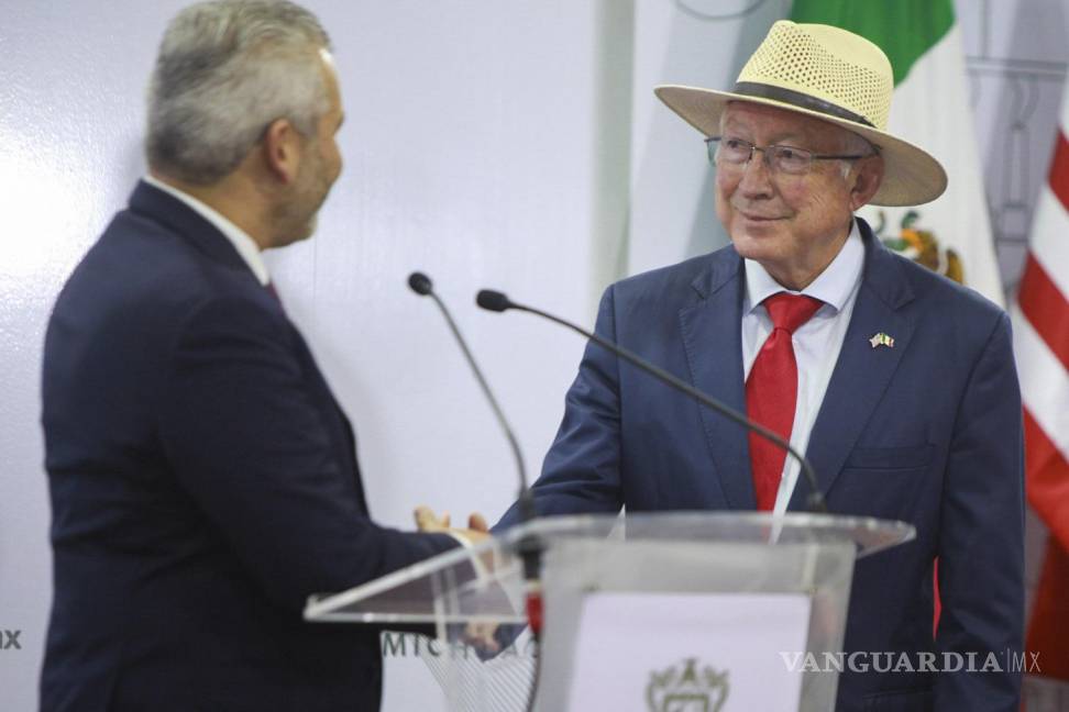 $!El embajador estadounidense en México, Ken Salazar, le da la mano al gobernador de Michoacán, Alfredo Ramírez Bedolla, durante su conferencia de prensa.