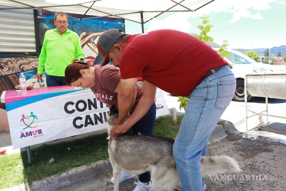$!El módulo móvil de Control Canino ofreció servicios gratuitos en la calle Huachichiles, con vacunación y desparasitación para animales de compañía.
