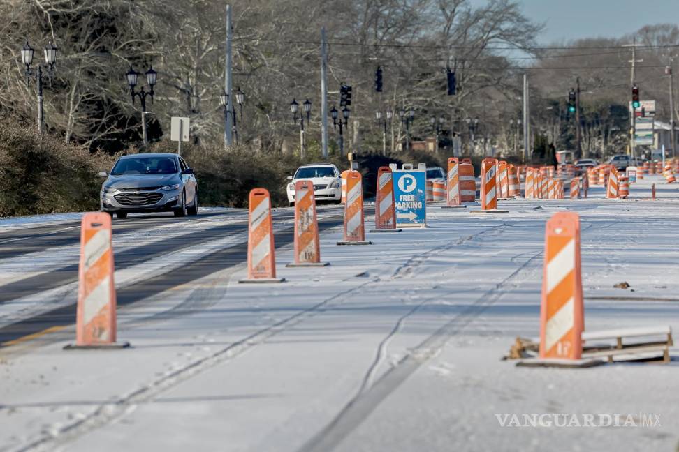 $!Un automovilista conduce por una carretera cubierta de nieve y hielo después de que cayeran al menos 12 milímetros de nieve en el área metropolitana de Atlanta.