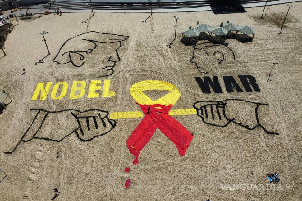 $!Vista aérea de una pintura de arena creada por activistas israelíes de Donald Trump Benjamin Netanyahu en una playa cerca de la embajada de EU en Tel Aviv.