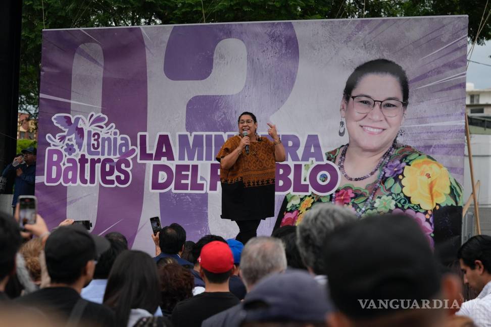 $!Lenia Batres, candidata a la Suprema Corte de Justicia de la Nación, habla con sus simpatizantes durante su mitin de cierre de campaña en la Ciudad de México,