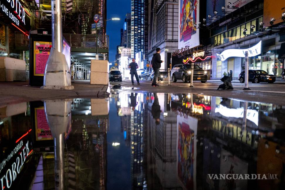 $!Las luces de Times Square en Nueva York se reflejan en el agua estancada ya que el huracán Ida dejó no solo agua en las calles de la ciudad, sino también daños por el viento e inundaciones graves a lo largo de la costa este. AP/Craig Ruttle