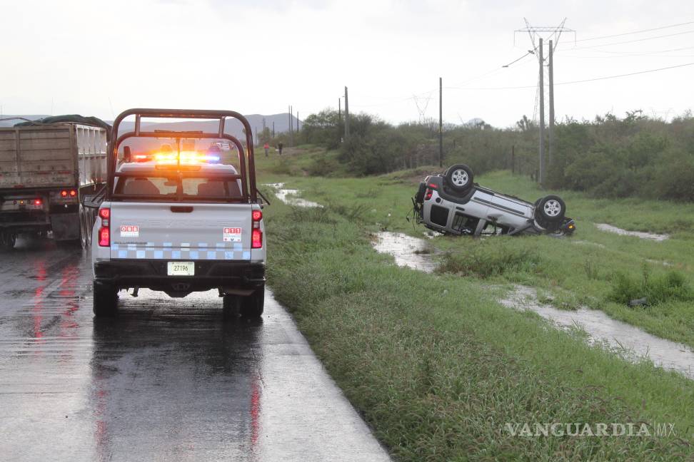 Vuelca camioneta en la carretera Torreón–Saltillo con tres menores a bordo
