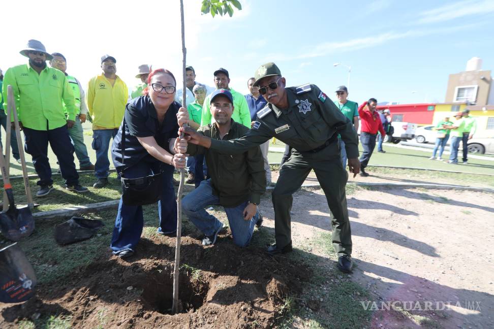 $!Vecinas y vecinos de Hacienda Narro se sumaron con entusiasmo a la jornada de reforestación que busca un entorno más verde y seguro.