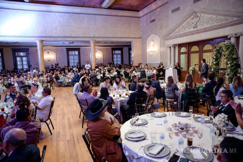 $!Las parejas celebraron su enlace con vals, pastel y cena tras recibir sus actas matrimoniales.