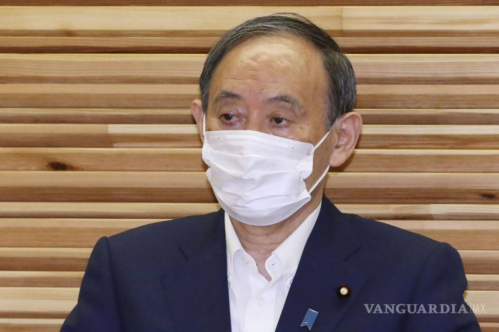 $!El primer ministro de Japón, Yoshihide Suga, asiste a una reunión de gabinete en su residencia oficial en Tokio. La emisora NHK dice que Suga no se postulará para líder del partido, insinuando que renunciará como líder japonés a fines de septiembre. AP/Kyodo News