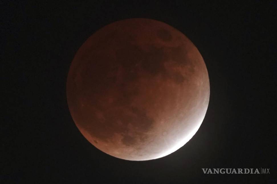 $!La sombra de la tierra cubre la luna durante un eclipse lunar parcial en Yokohama, cerca de Tokio. AP/Eugene Hoshiko