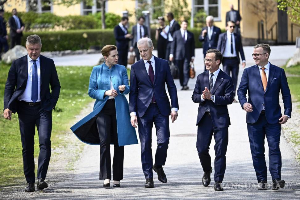 $!El primer ministro de Suecia Ulf Kristersson (segundo desde la derecha), con los primeros ministros de los países nórdicos.