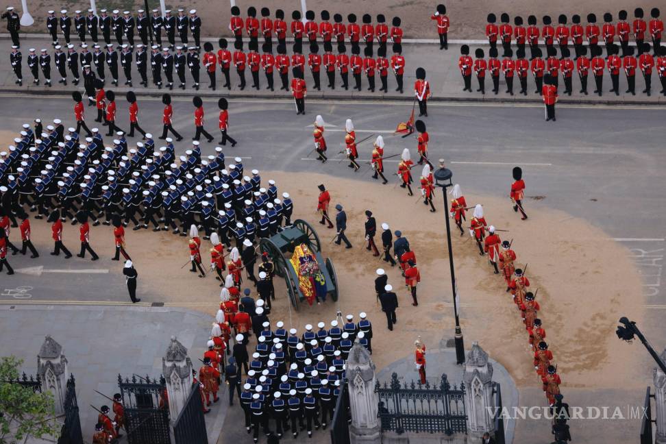 $!Miembros de las fuerzas armadas marchan durante el cortejo fúnebre de la reina Isabel II en Londres.