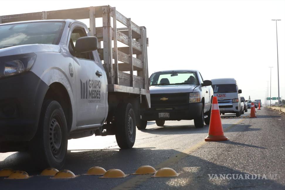 $!Las boyas han provocado retrasos para los automovilistas que usan esta vía.