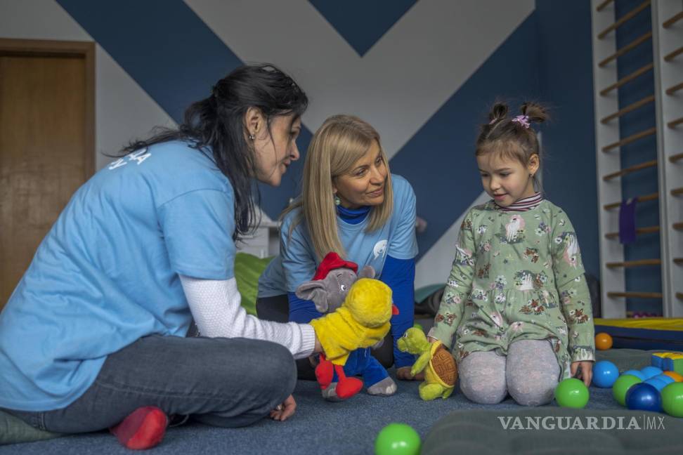 $!Los psicólogos ucranianos buscan devolver la oportunidad de tener una infancia incluso en medio de la guerra a miles de niños.